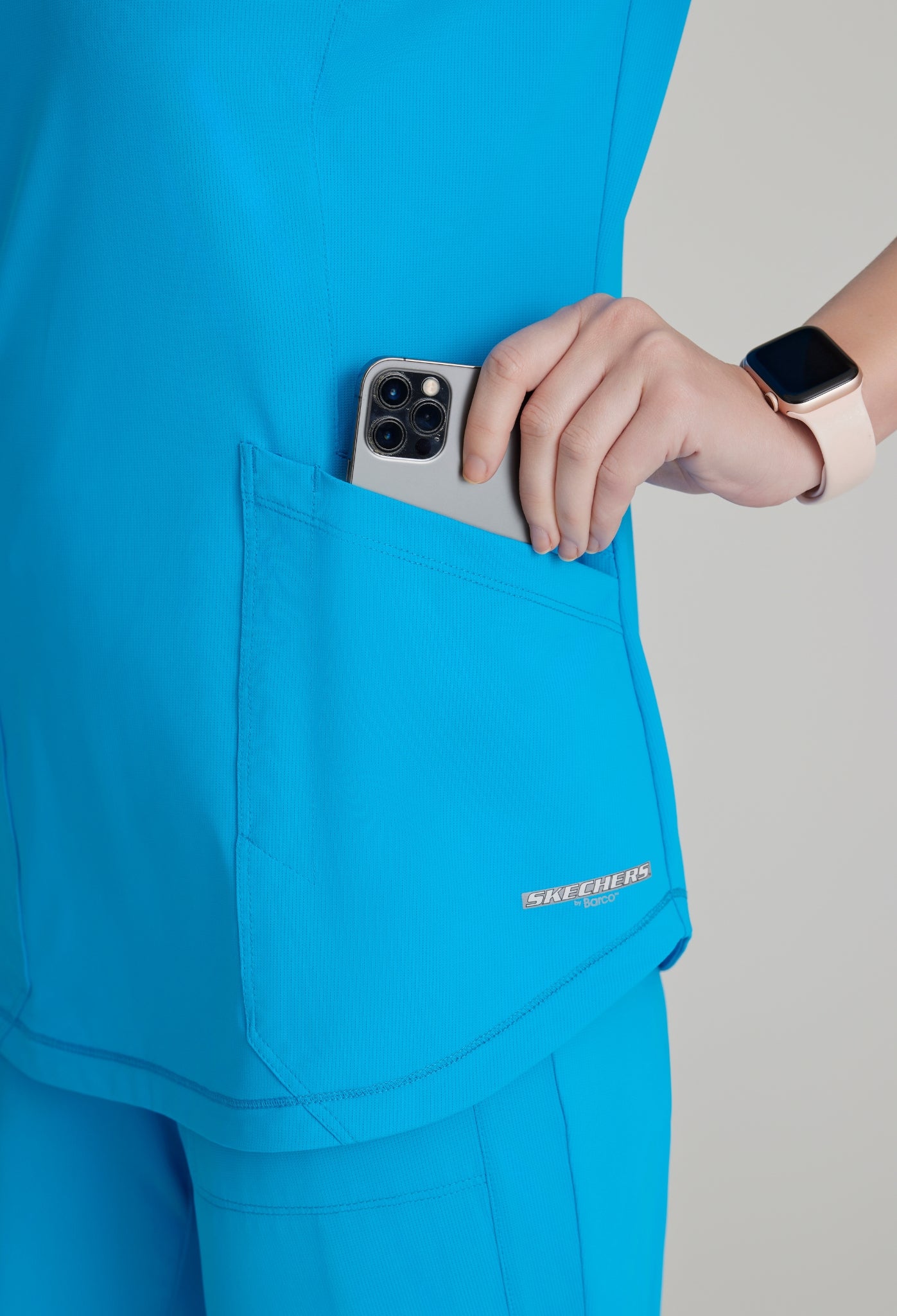 Uniforme médico para dama Skechers™ by Barco Slip-ins Serene Knit Top-Glide Knit Flare Pant