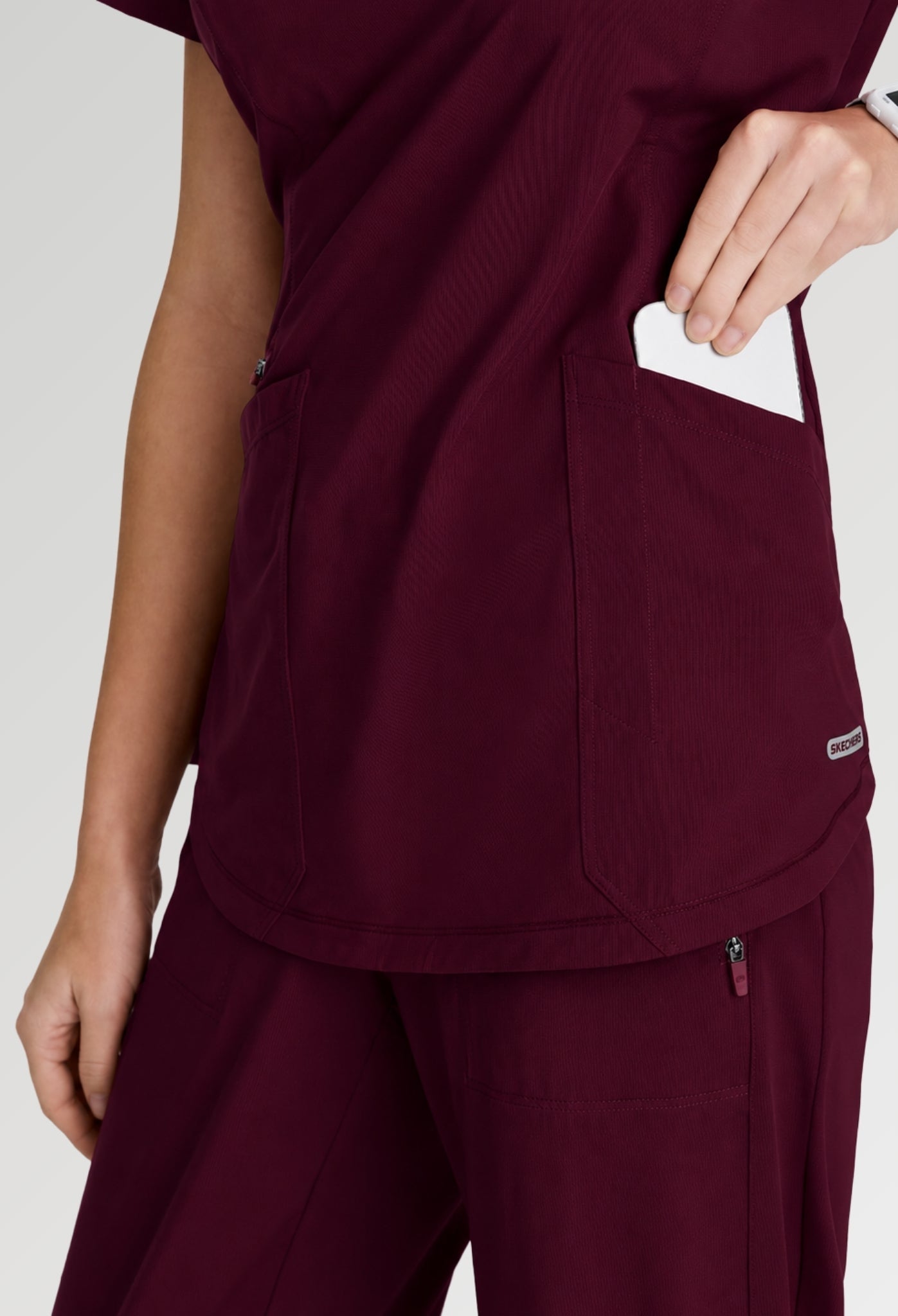 Uniforme médico para dama Skechers™ by Barco Slip-ins Serene Knit Top-Glide Knit Flare Pant