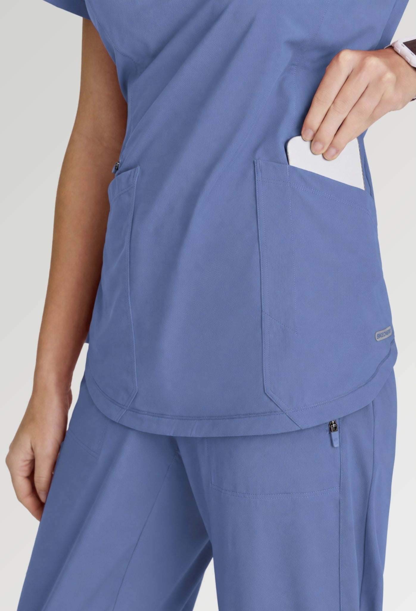 Uniforme médico para dama Skechers™ by Barco Slip-ins Serene Knit Top-Glide Knit Flare Pant