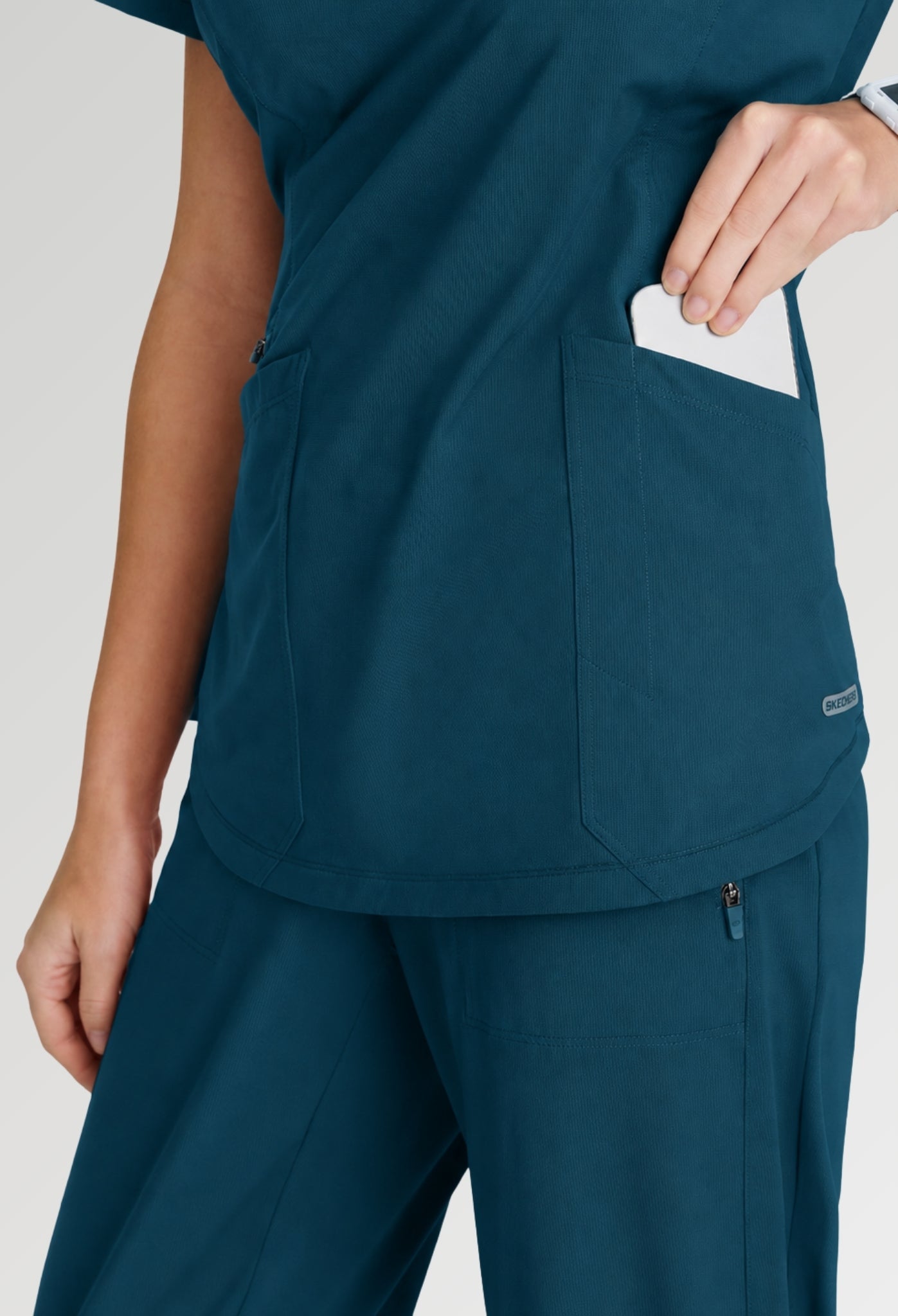 Uniforme médico para dama Skechers™ by Barco Slip-ins Serene Knit Top-Glide Knit Flare Pant